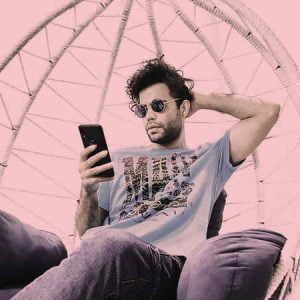 دانلود آهنگ عشق یعنی یکی با موهای ژولیده رضا پارسا