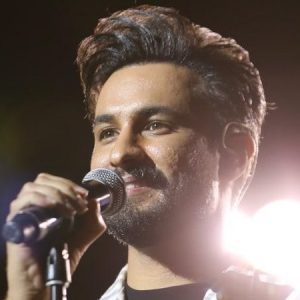 دانلود آهنگ ماه کم میاره پیشت حد نداره زیباییت راغب