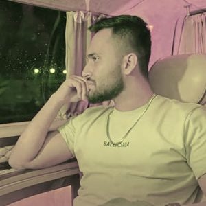 دانلود آهنگ چیزی نمونده ازم بس که دلم تنگ شد اردلان